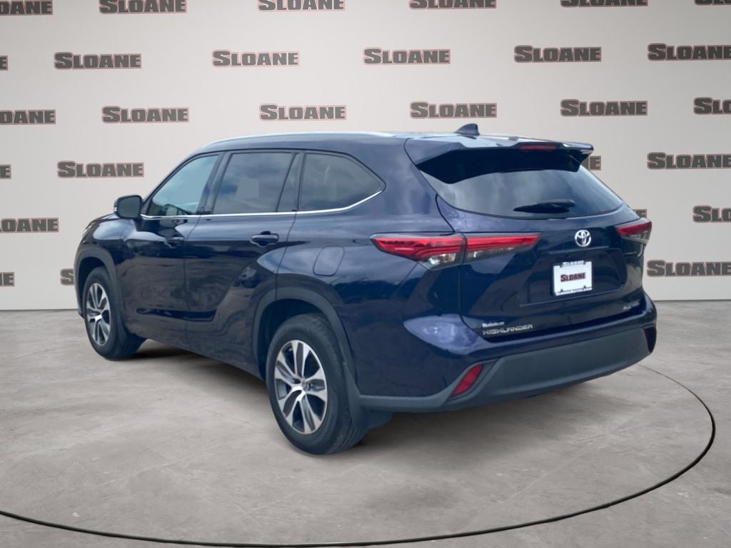 2022 Toyota HIGHLANDER — rear three-quarter view